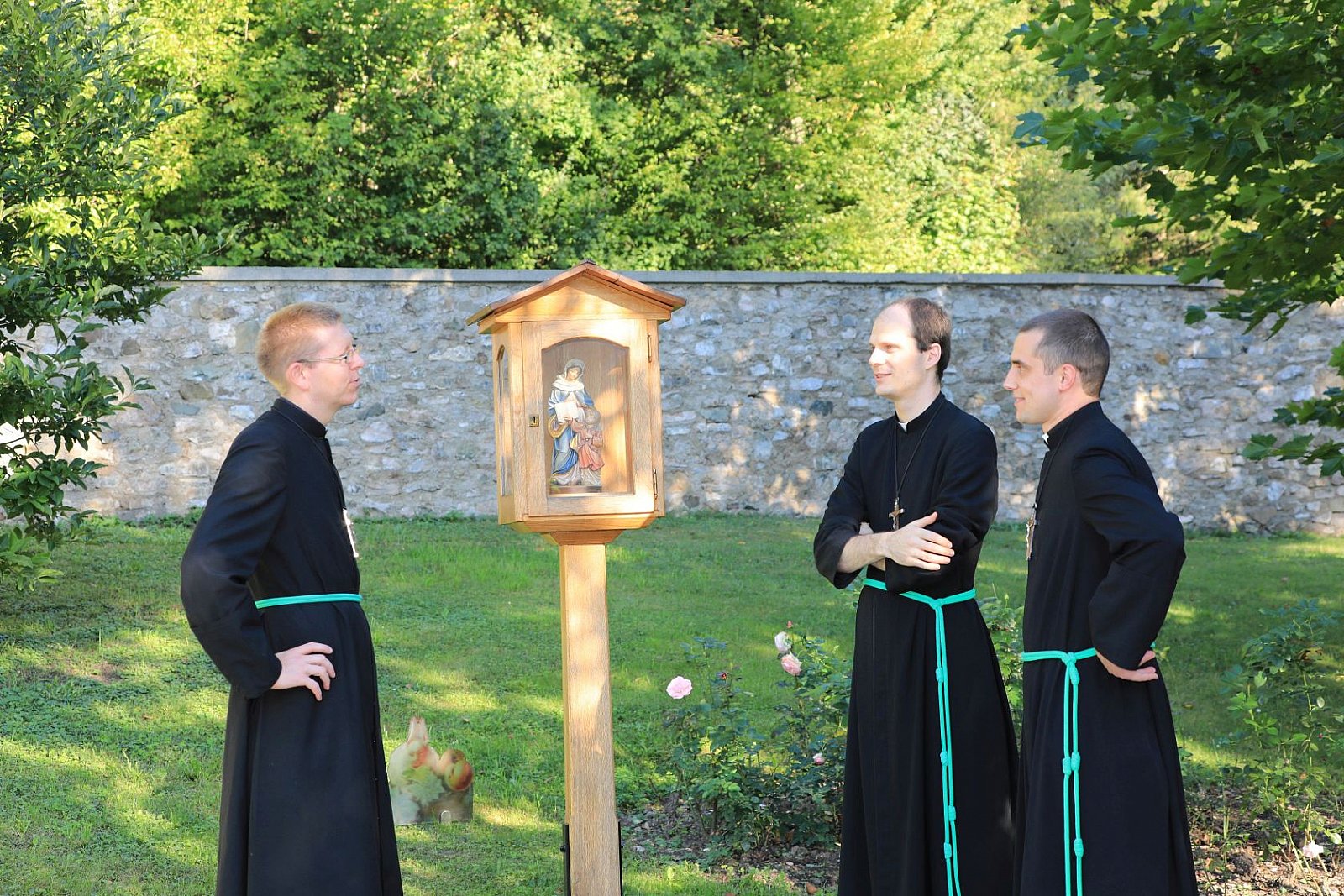 Bracia odmawiają różaniec i są na rekreacji