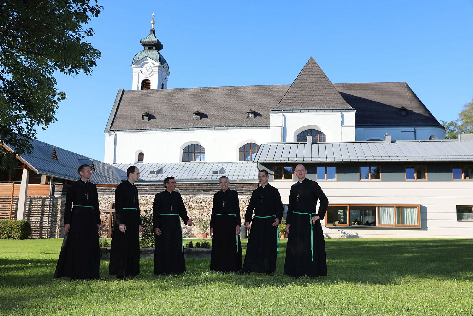 Bracia odmawiają różaniec i są na rekreacji