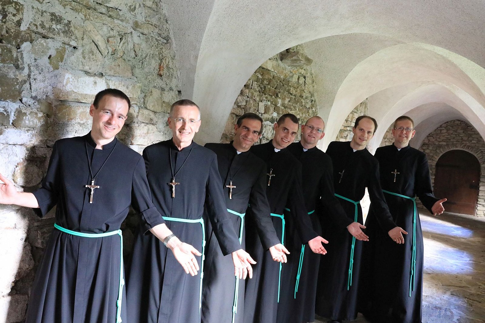 Bracia odmawiają różaniec i są na rekreacji