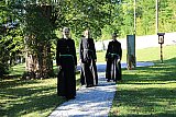 Bracia odmawiają r&oacute;żaniec i są na rekreacji