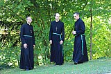 Bracia odmawiają r&oacute;żaniec i są na rekreacji