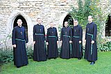 Bracia odmawiają r&oacute;żaniec i są na rekreacji